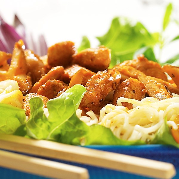 Itämainen broileri-nuudelisalaatti