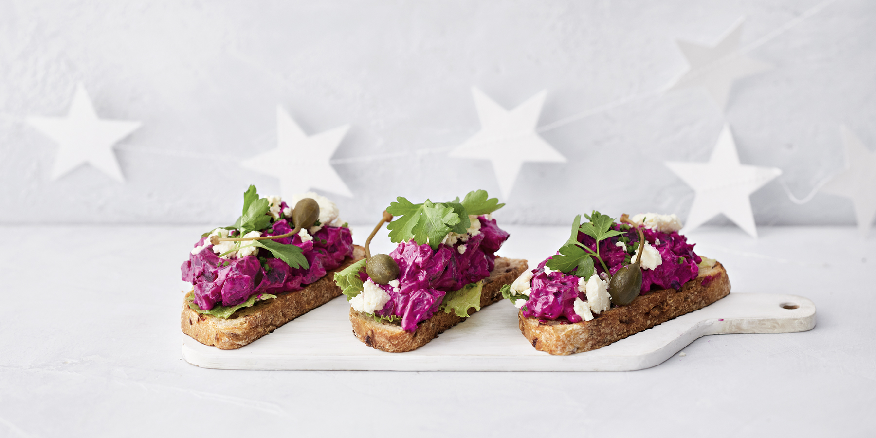 Punajuuri-fetajuusto crostinit