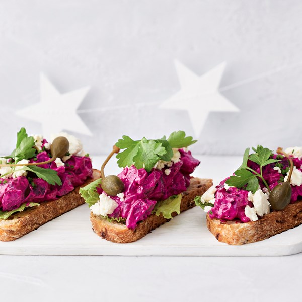 Punajuuri-fetajuusto crostinit