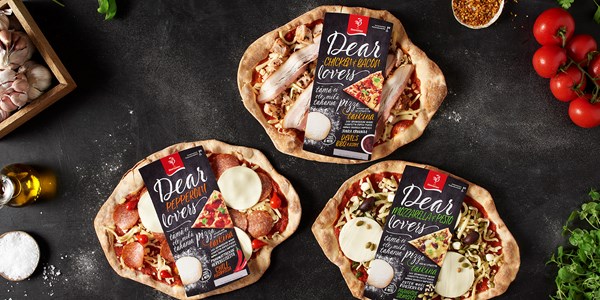Tuorepizzat paistuvat kesällä grillissä