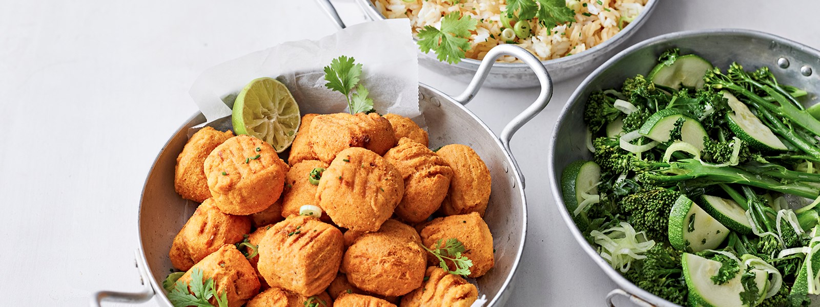 Lohipyöryköitä, limettiriisiä ja vihreitä kasviksia