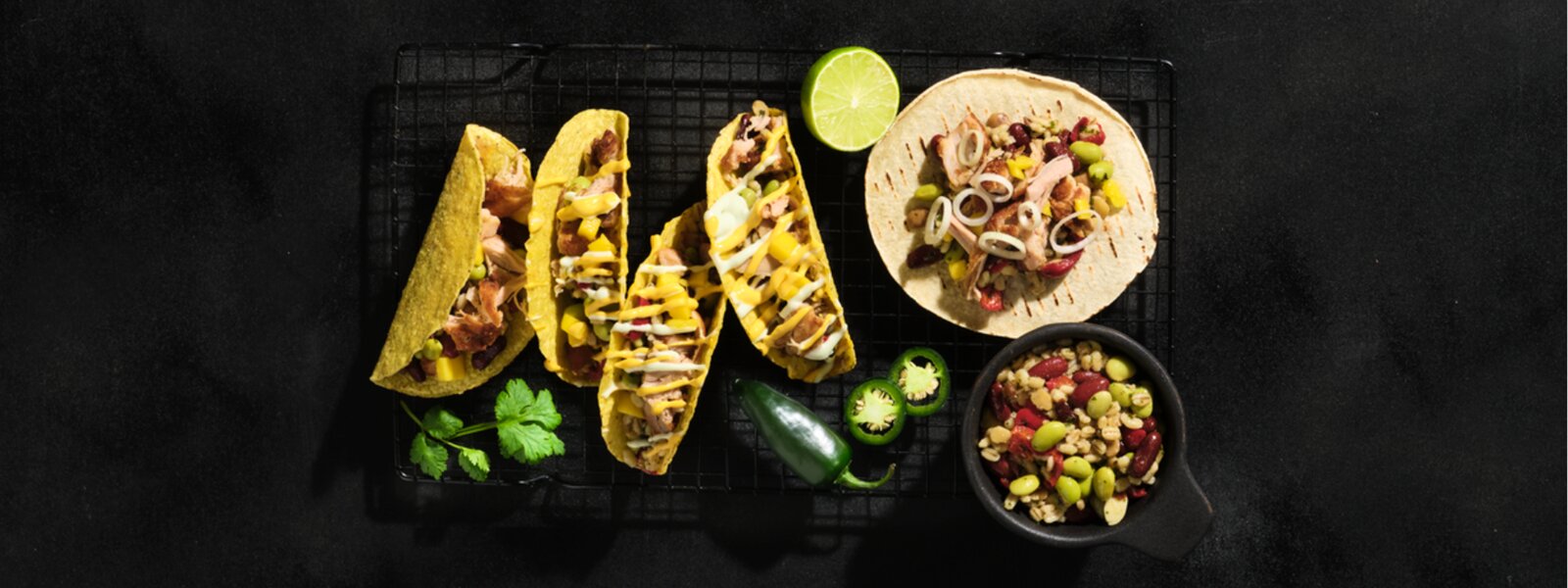 Mausteiset kanatacot pavuilla