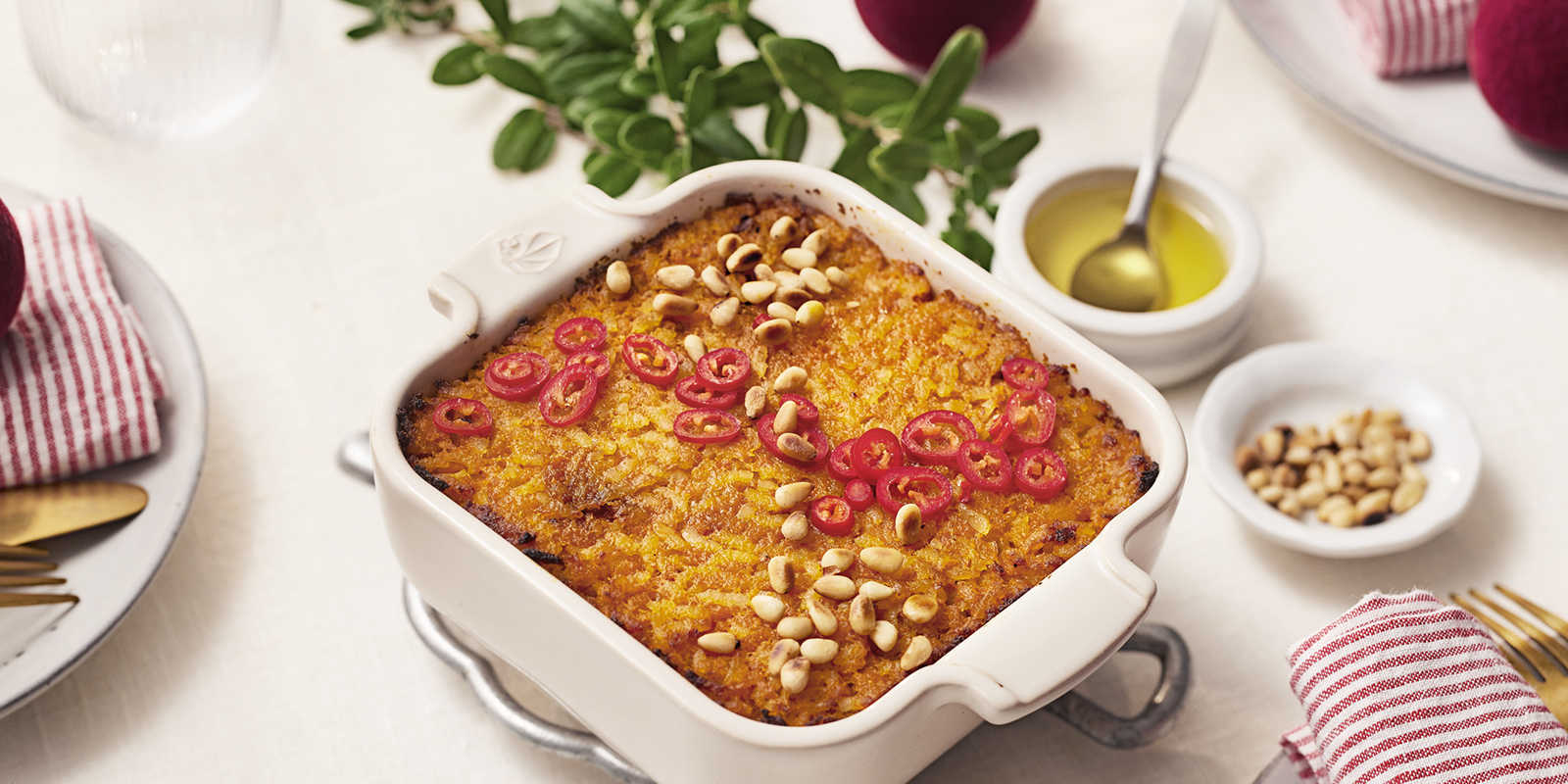 Porkkanalaatikko chiliöljyhunnulla ja paahdetuilla pinjansiemenillä