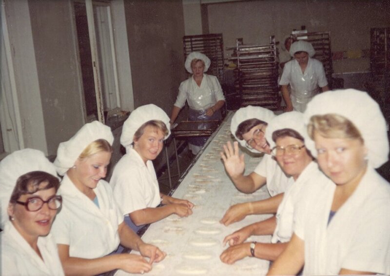 Kuvassa on Saarioisten tehtaalla naisia tekemässä karjalanpiirakoita.