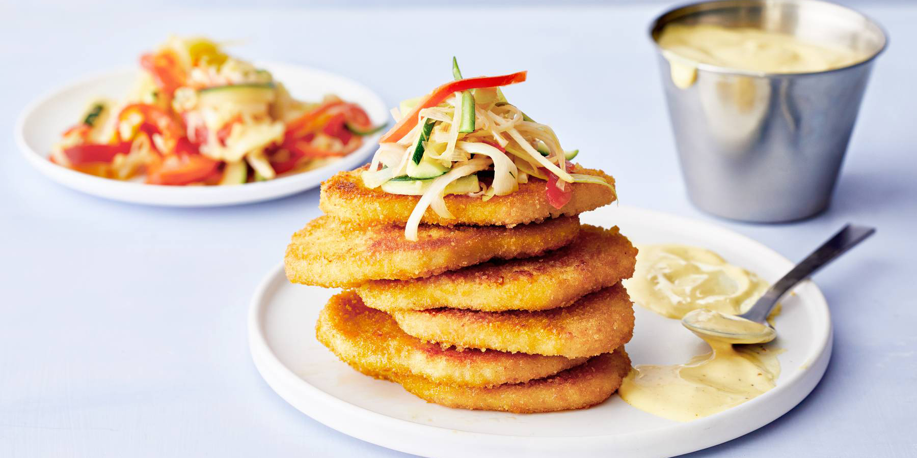 Pino leikkeitä tarjoiluehdotuksineen.