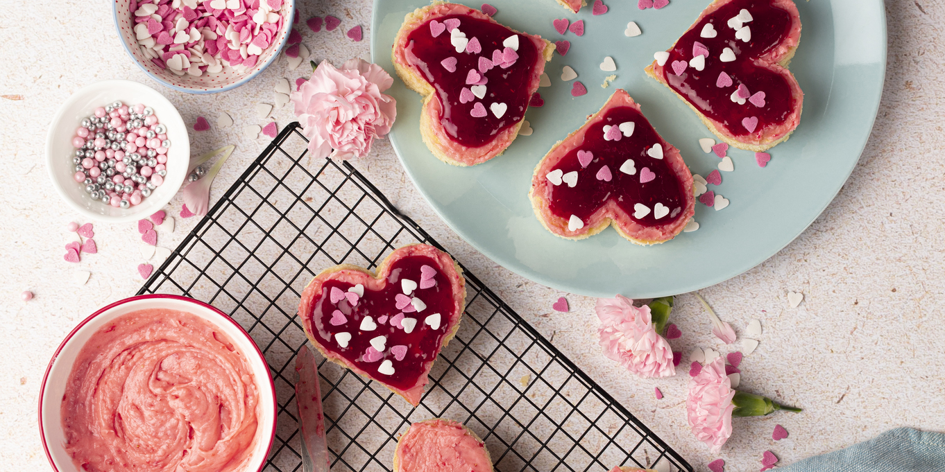 Hilloilla päällystettyjä sydänleivonnaisia.