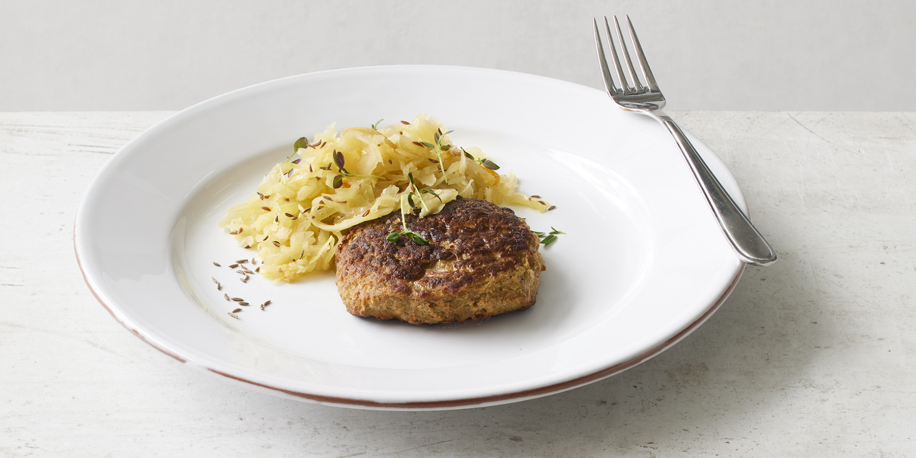 Jauhelihapihvit ja appelsiinikaali