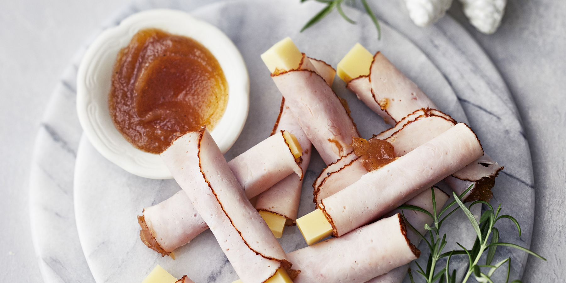 Kulta-kalkkunarullat omena-kanelimarmeladilla ja mustaleimajuustotangolla