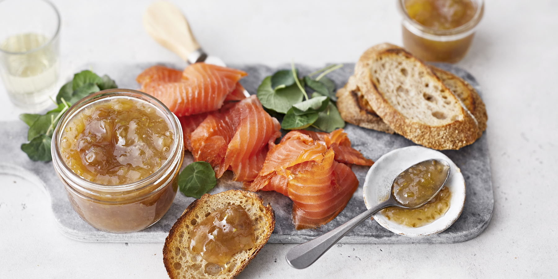 Kylmäsavustettua lohta ja karviaismarjaa