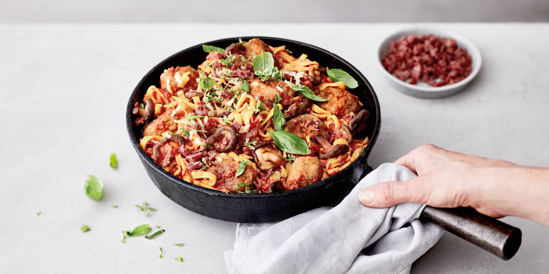 Tomaattinen lihapyörykkä-pastavuoka