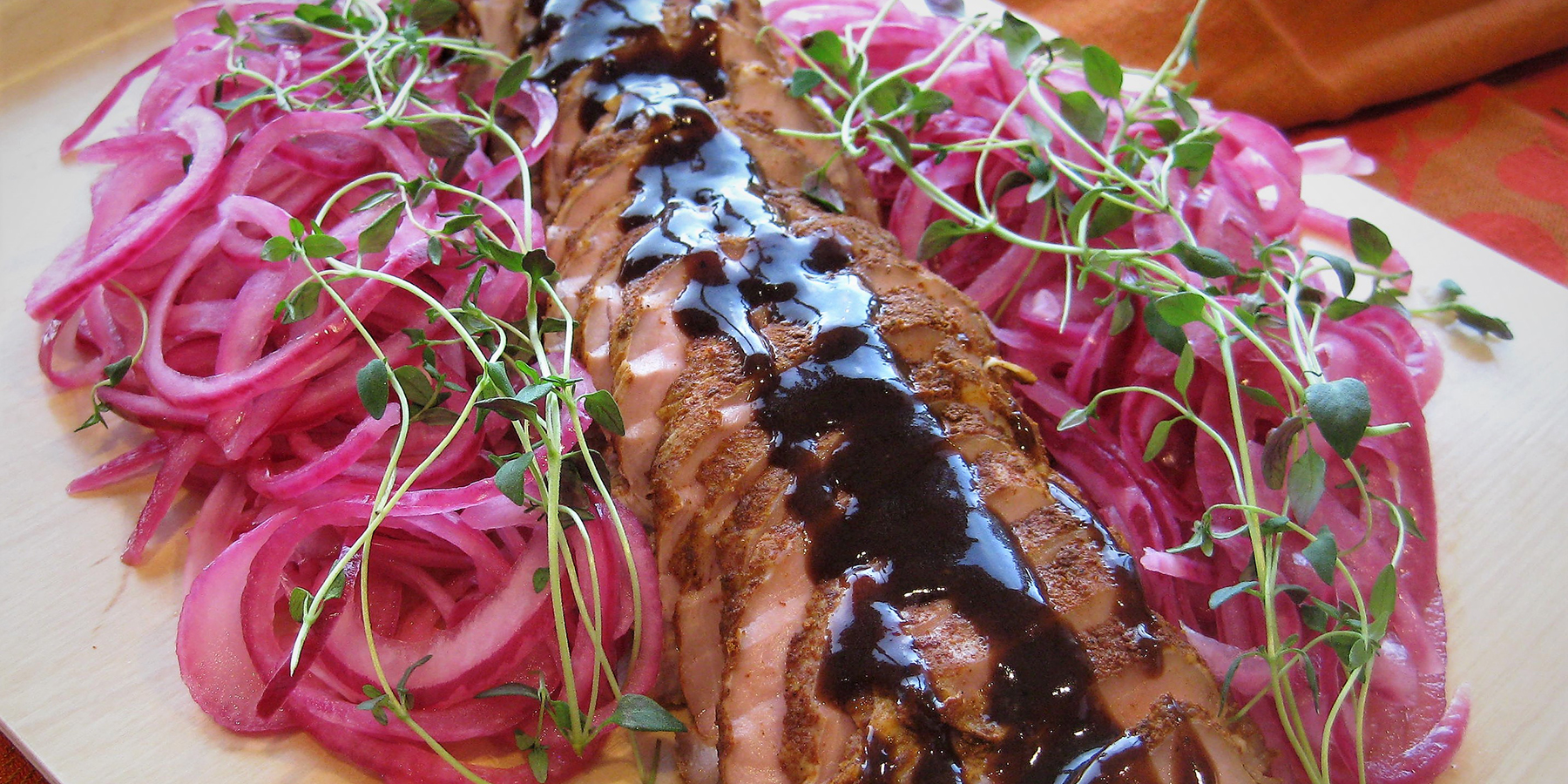 Tumma luumukastike joulukinkulle