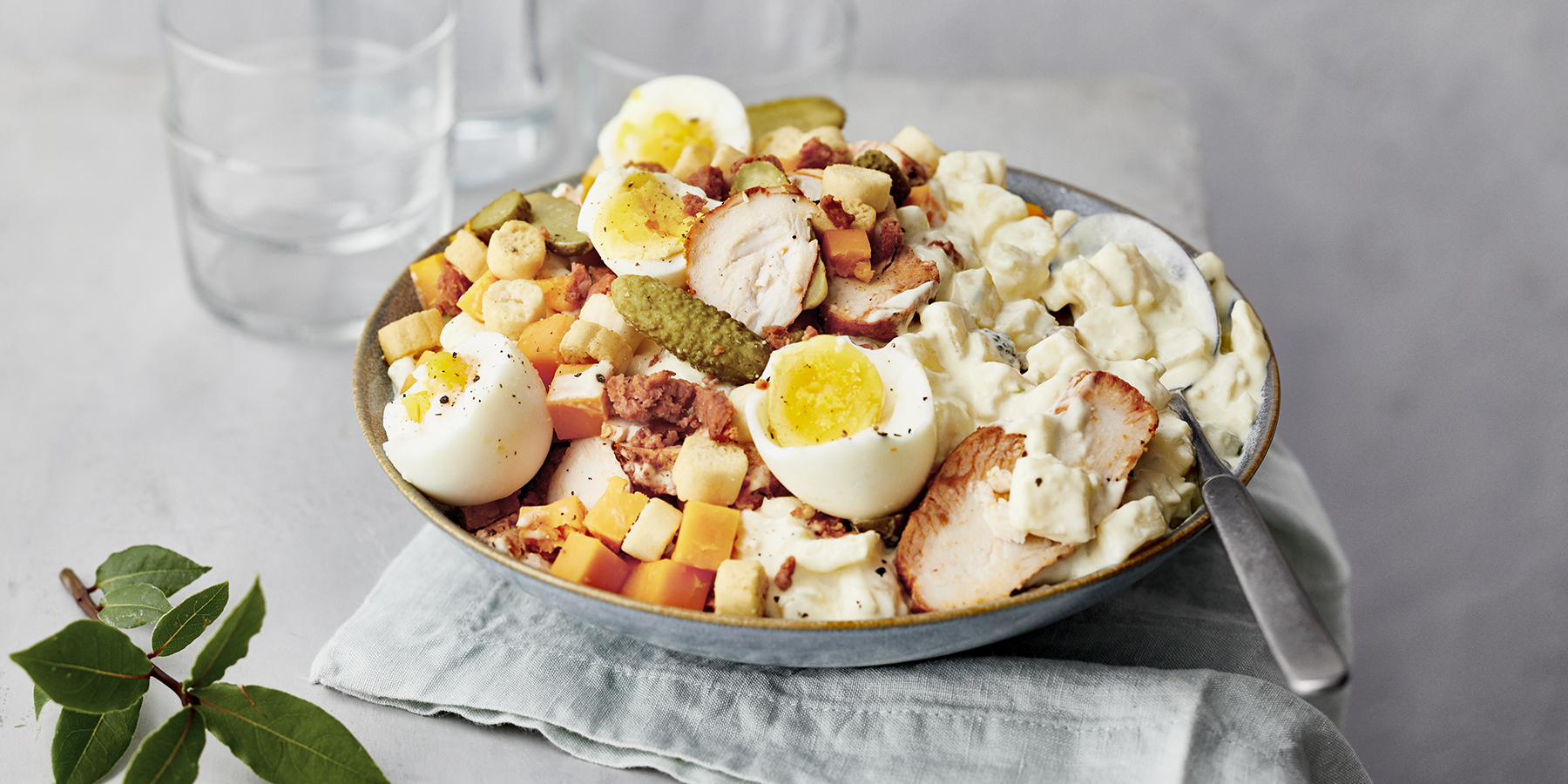 Juustoinen maalaisperuna-broilersalaatti