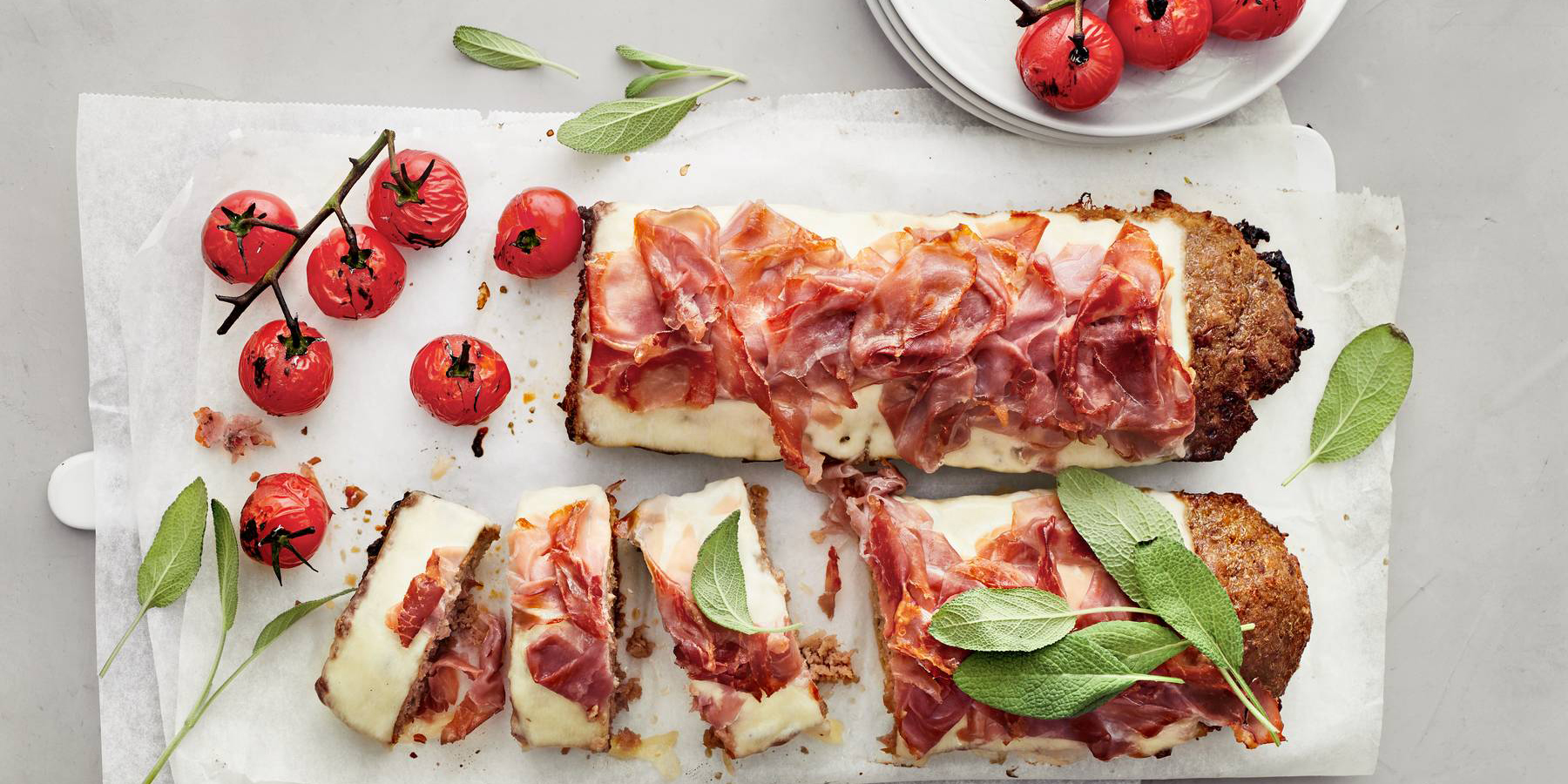 Mozzarellalla ja parmankinkulla kuorrutettu lihamureke