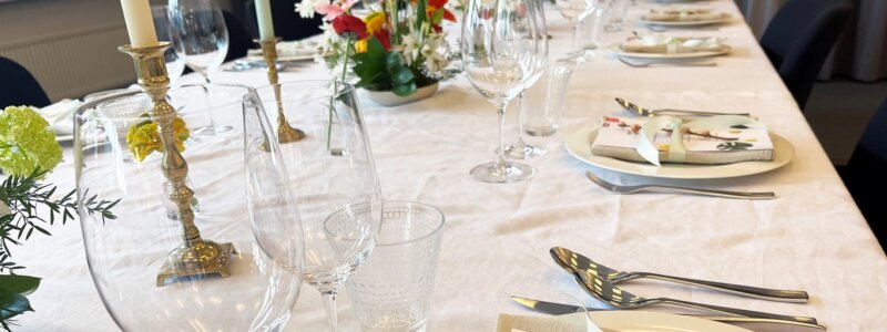 Kuvassa on kaunis ruokapöydän kattaus.