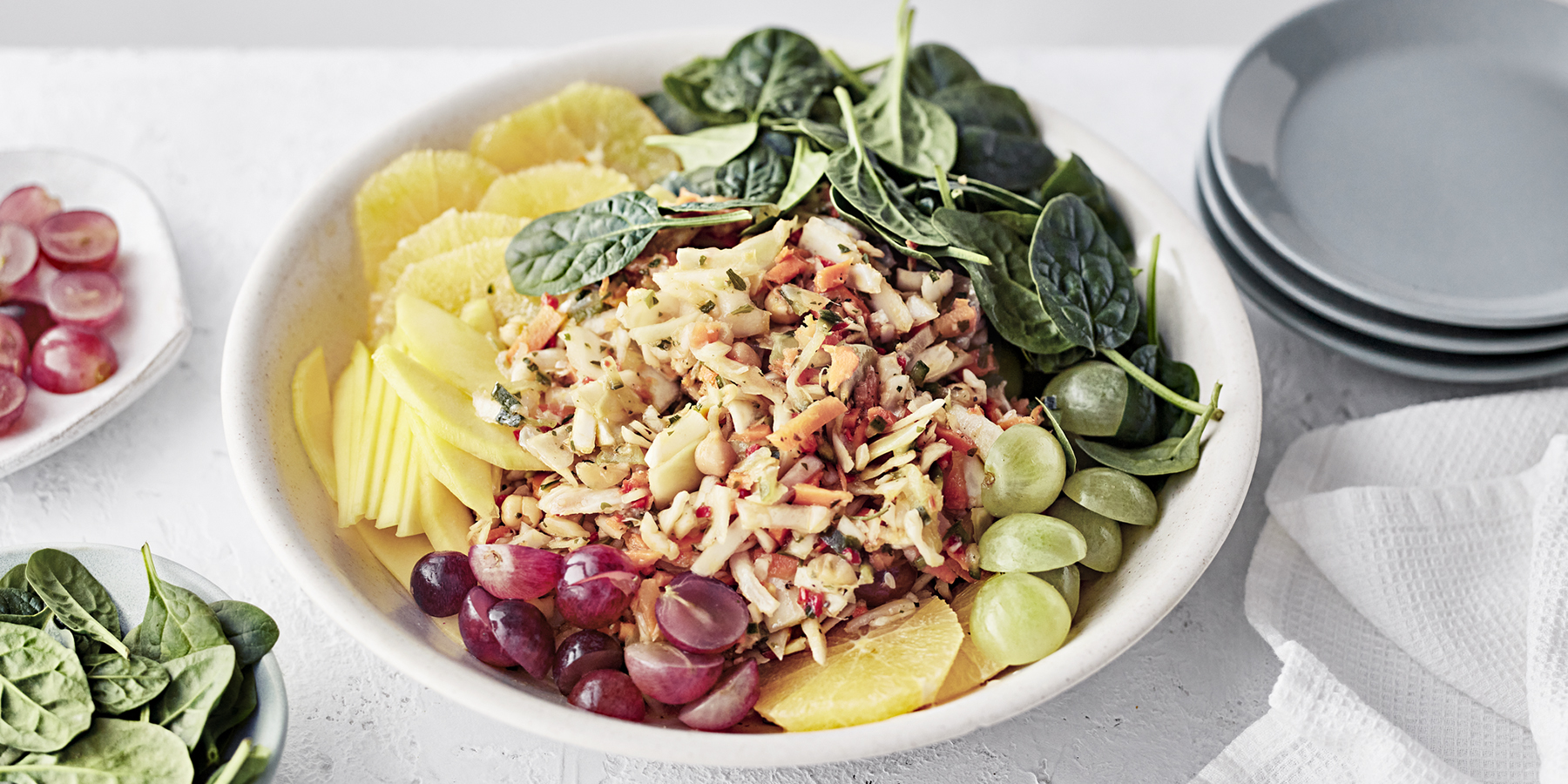 Raikkaan hedelmäinen raastesalaatti