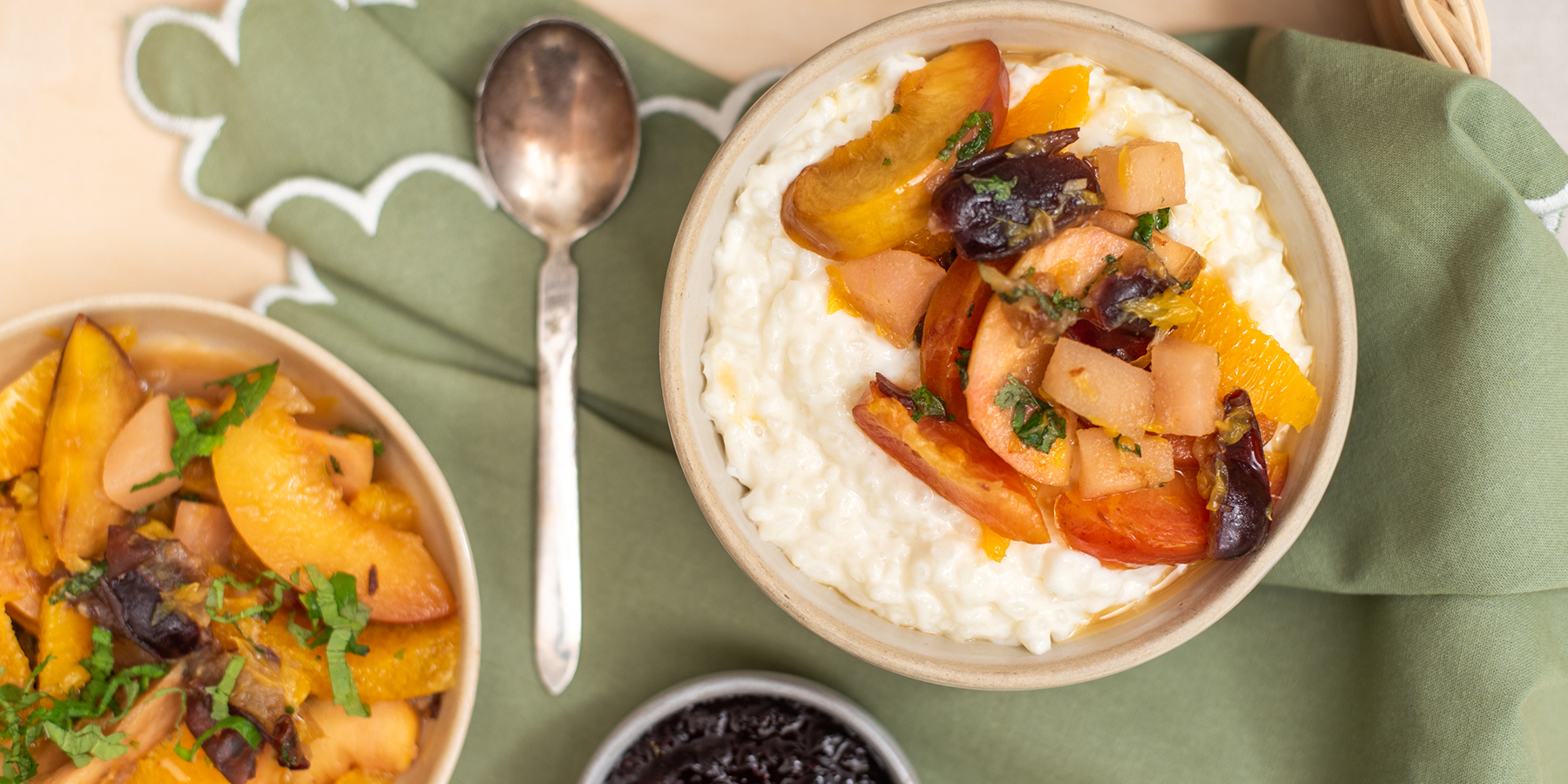 Riisipuuro, lämmin hedelmäsalaatti ja mustaherukkasose