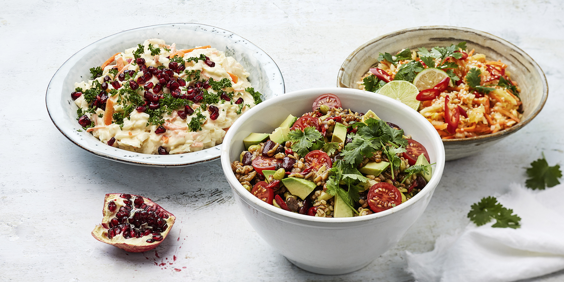 Kolme erilaista salaattia.