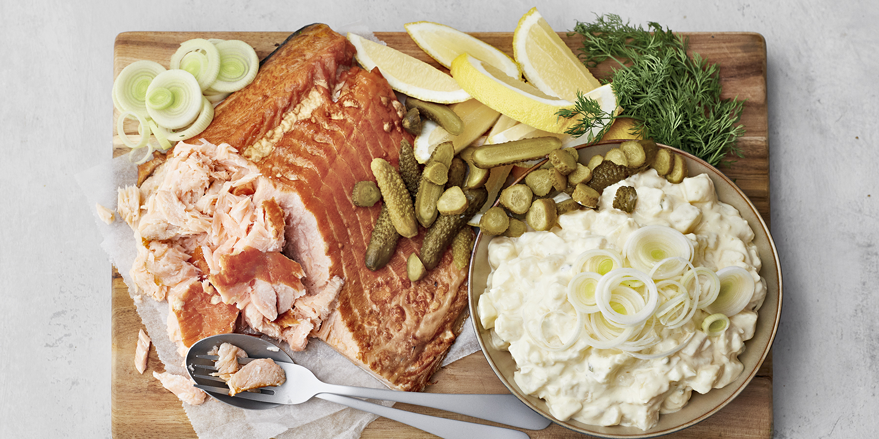 Savukirjolohi-perunasalaatti