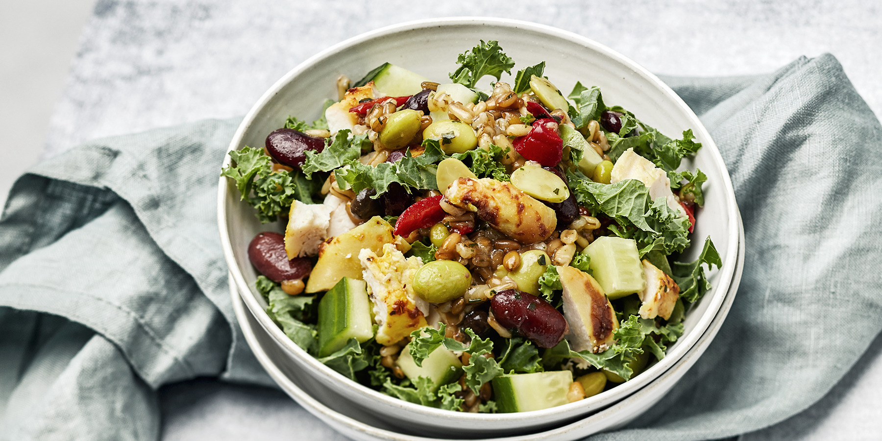 Broilerin uunipaahdettu täysjyvä-papusalaatti