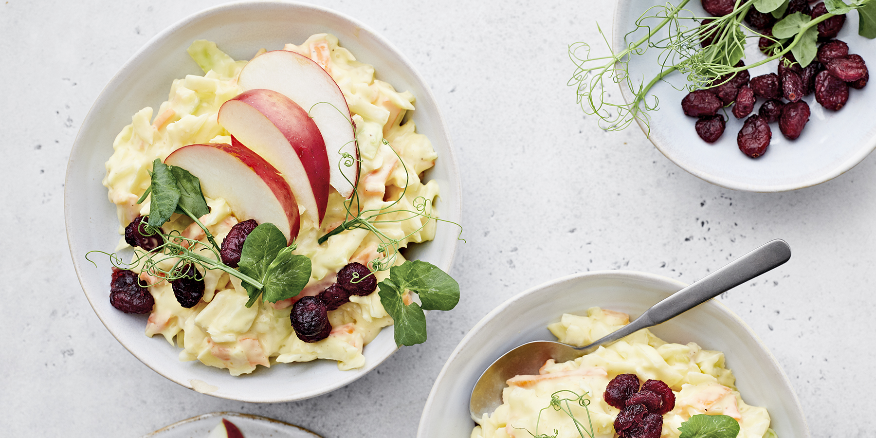 Vegaaninen karpalo-omena coleslaw