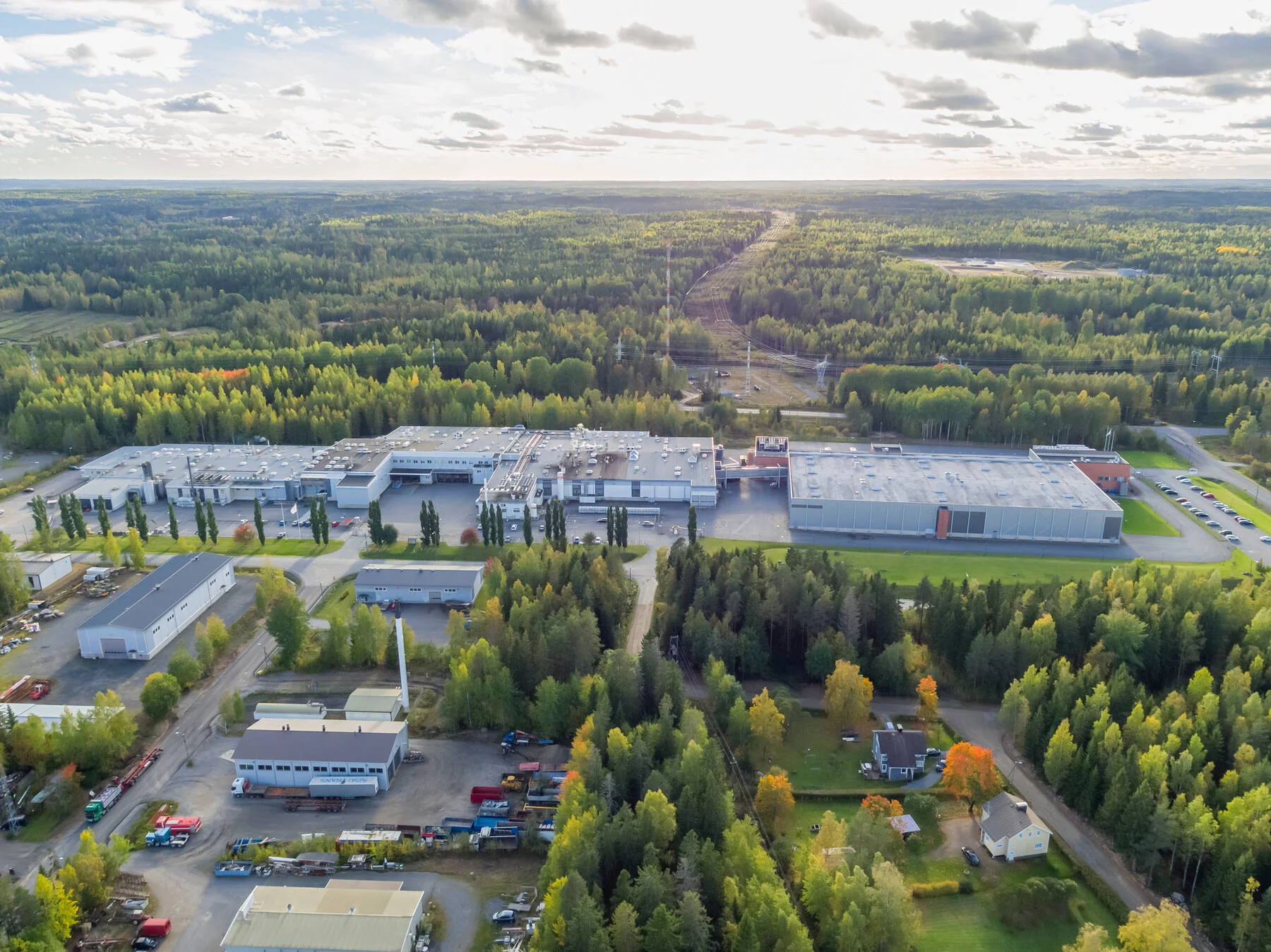 Kuvassa on Saarioisten Valkeakosken tehdas.