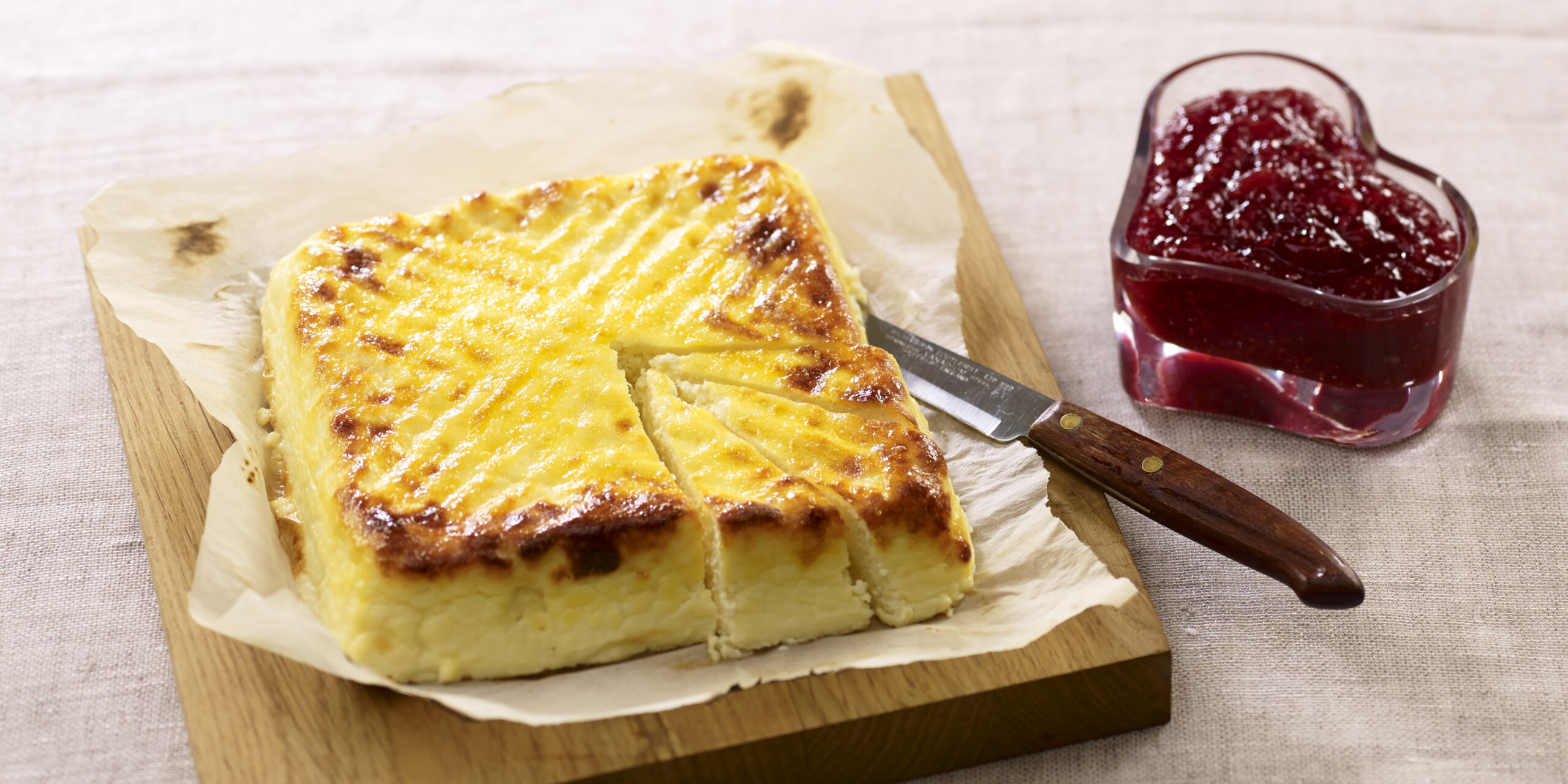 Piimäjuusto Vadelmahillon kera