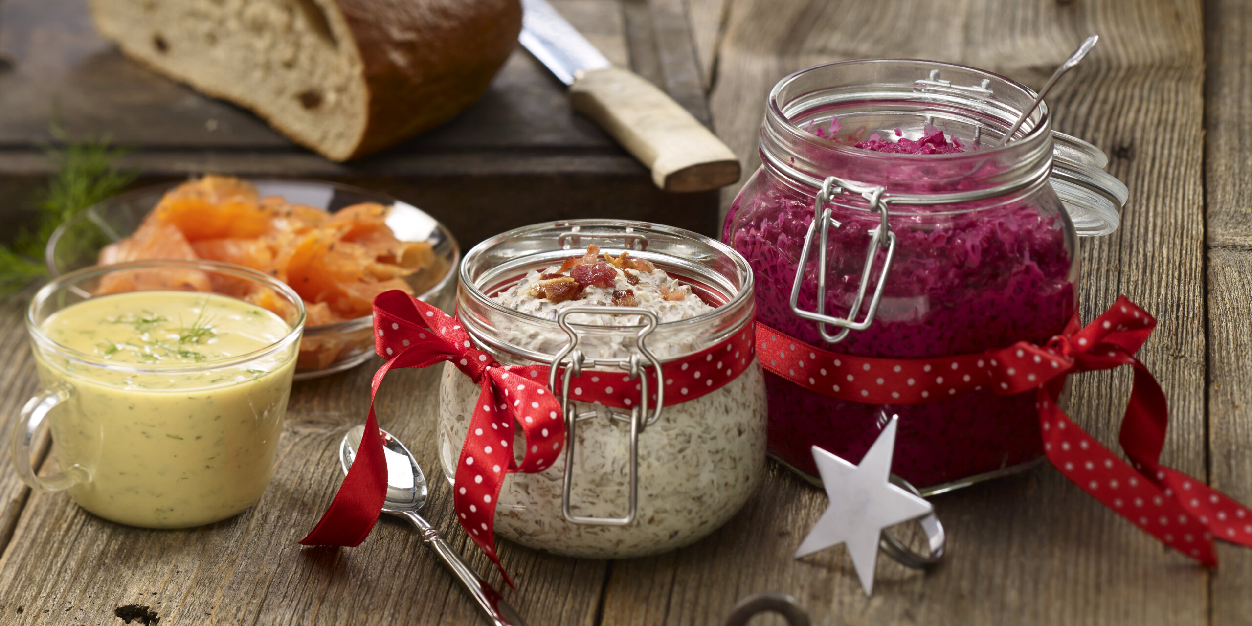 Punajuuri-piparjuurisalaatti graavilohen ja sinappikastikkeen kera