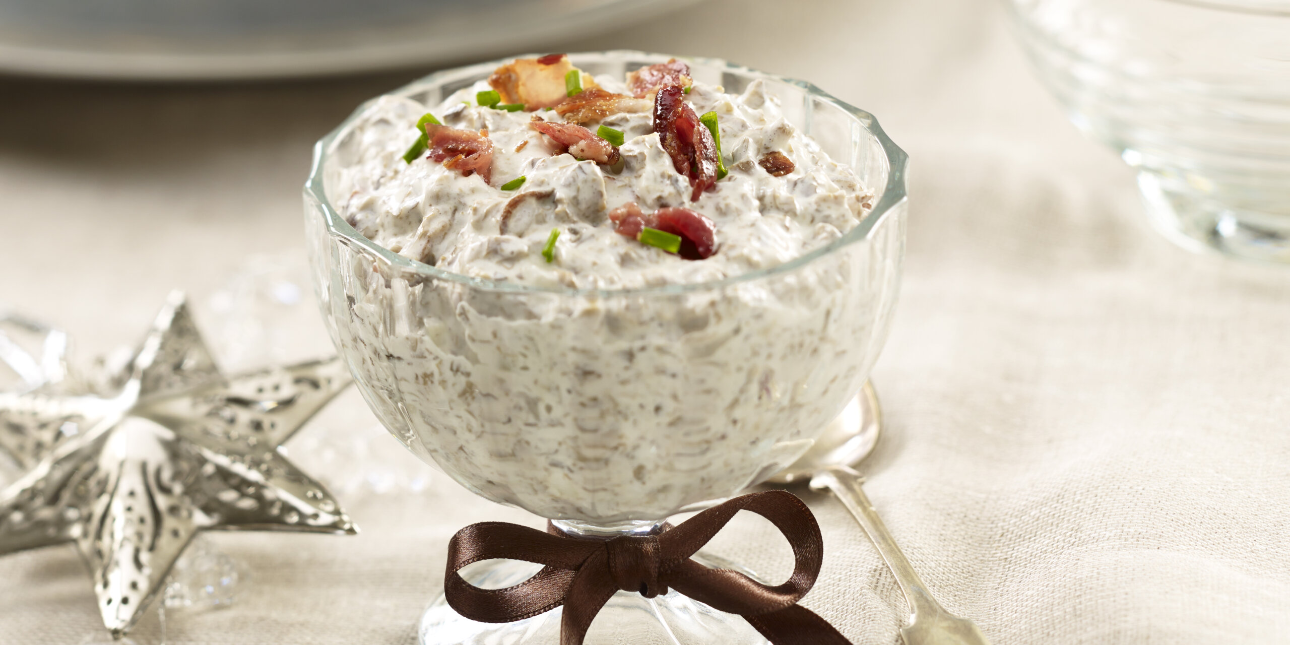 Metsäsienisalaatti pekonilla ja raejuustolla