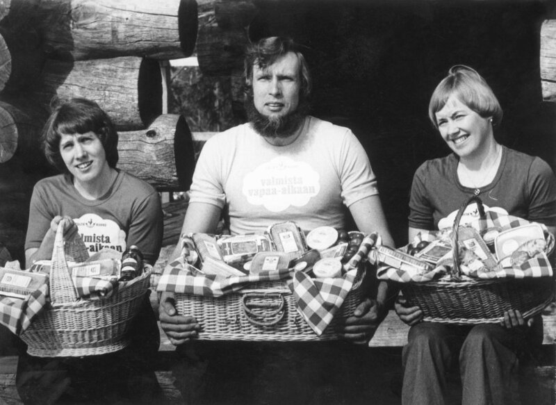 Kuvassa on Hilkka Riihivuori. Juha Mieto ja Helena Takalo mainostamassa Saarioisten valmisruokia 1970- ja 1980-luvuilla.