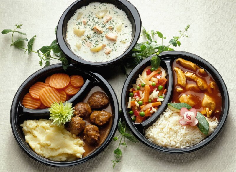 Kuvassa on Saarioisten ruokia 1990-luvulta: Kalakeitto, Lihapullat ja perunamuusi sekä Kanaa ja kasviksia.