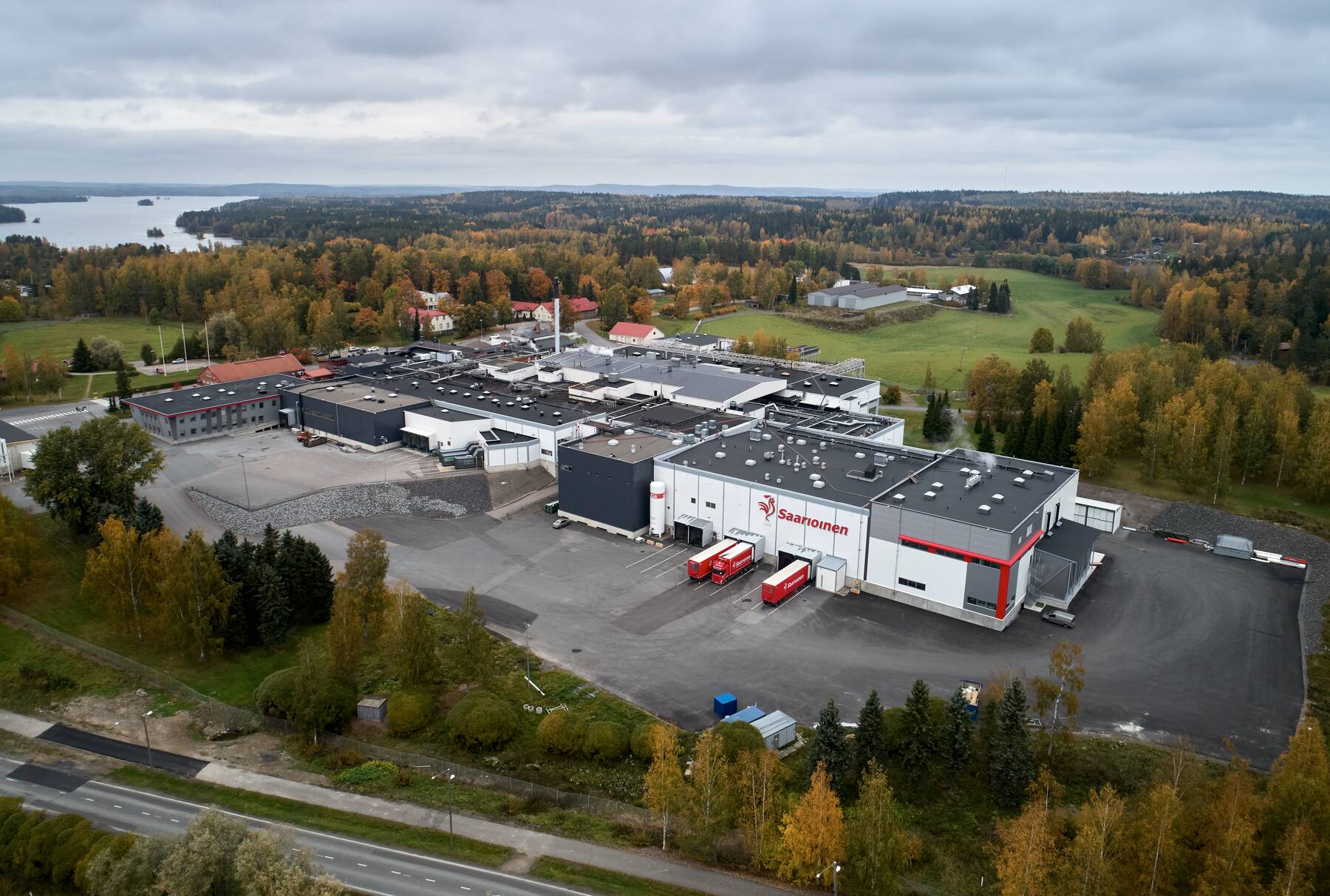 Kuvassa on Saarioisten Sahalahden tehdas.