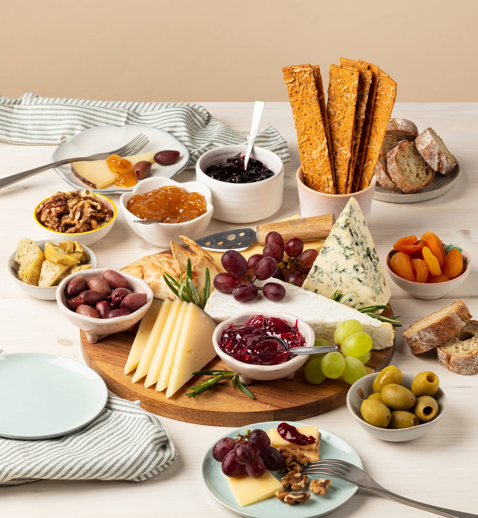 Kuvassa on juustolautanen, jossa on Lakkahilloa, Karpalohyytelöä ja Mustaherukkahyytelöä.