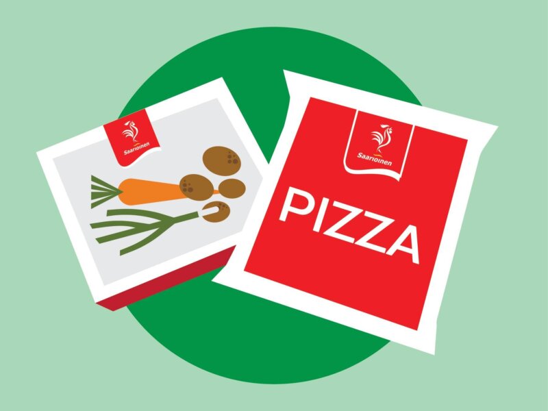 Kuvassa on pizza-pakkaus, jonka vieressä laatikossa on porkkanoita ja perunoita.
