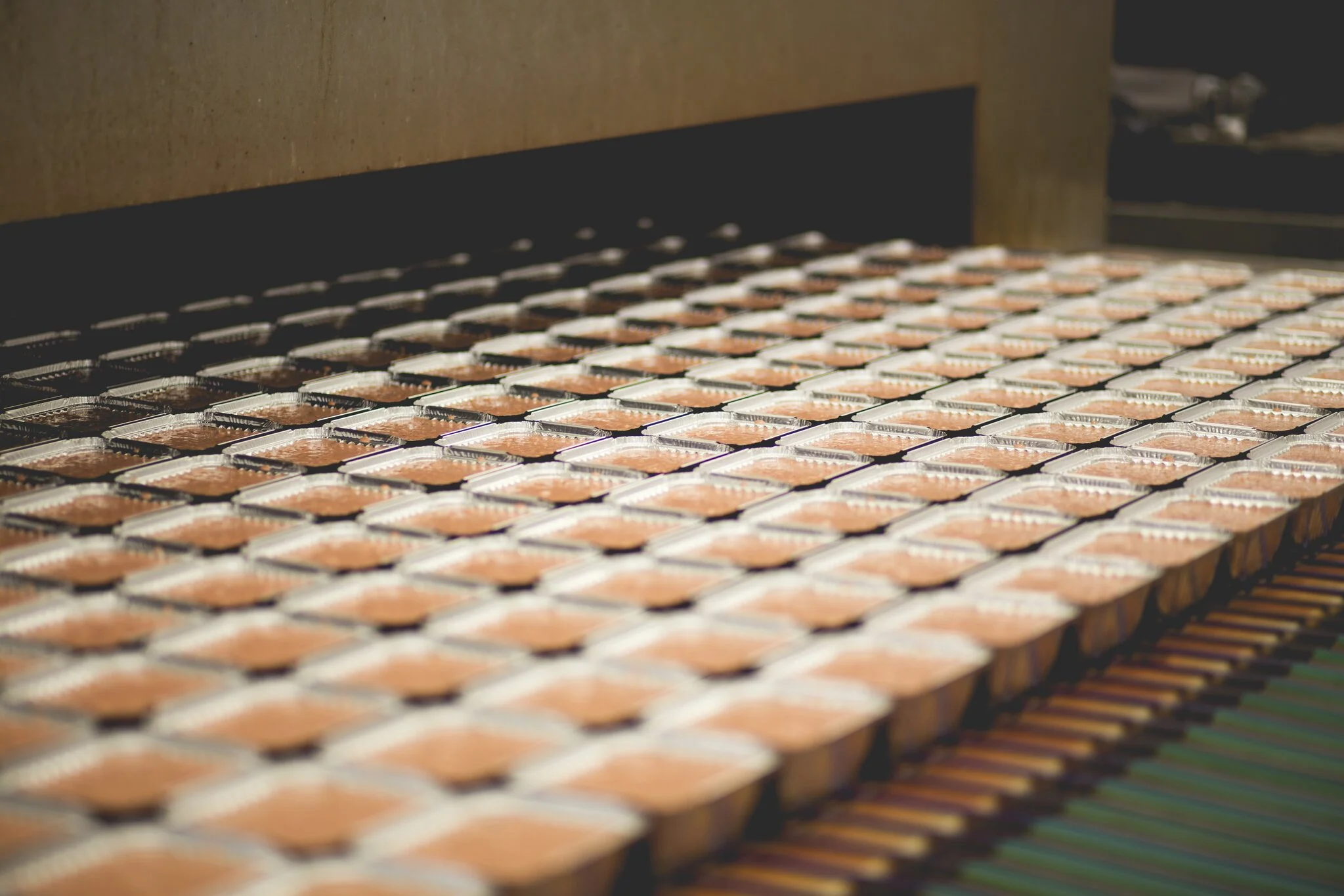 Kuvassa sadoittain laatikoita tulossa uunista Saarioisten Sahalahden tehtaalla.