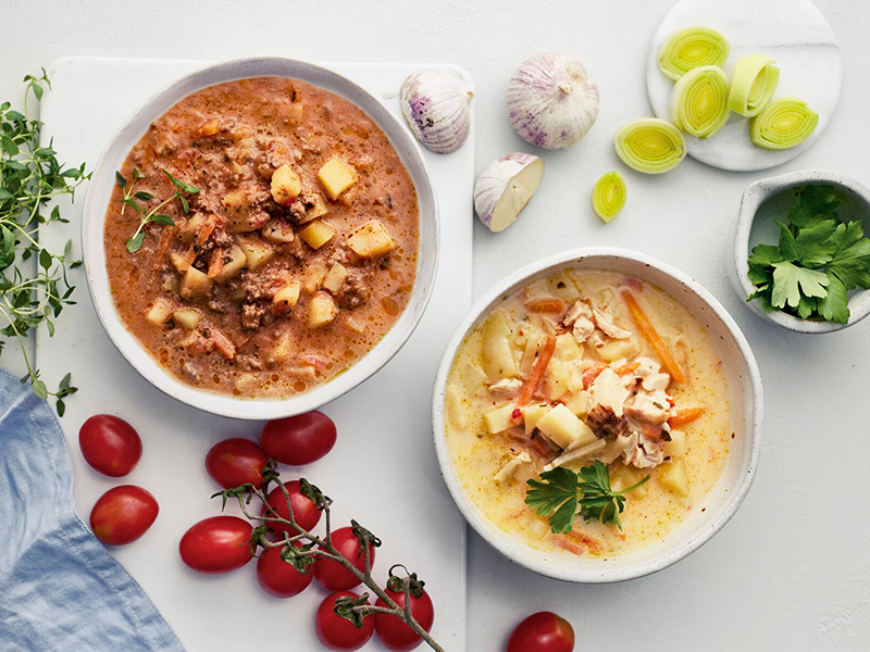 Kuvassa on kaksi keittokulhoa. Toisessa jauhelihakeittoa ja toisessa kanakeittoa