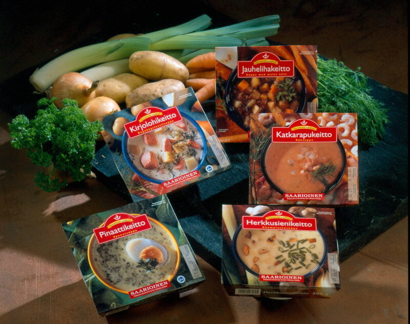 Kuvassa on Saarioisten keittoja 1990-luvulta: Kirjolohikeitto, Jauhelihakeitto, Katkarapukeitto, Herkkusienikeitto ja Pinaattikeitto.