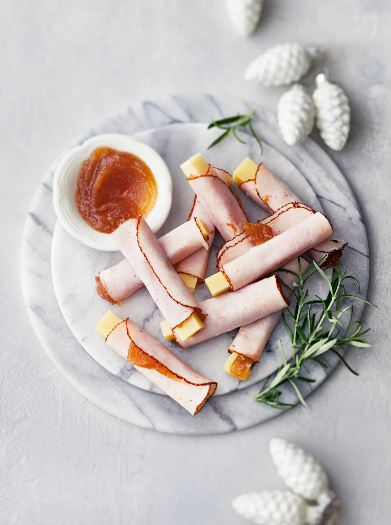 Kuvassa on Saarioisten Kultakalkkunasta tehtyjä rullia, joiden sisällä on juustoa.