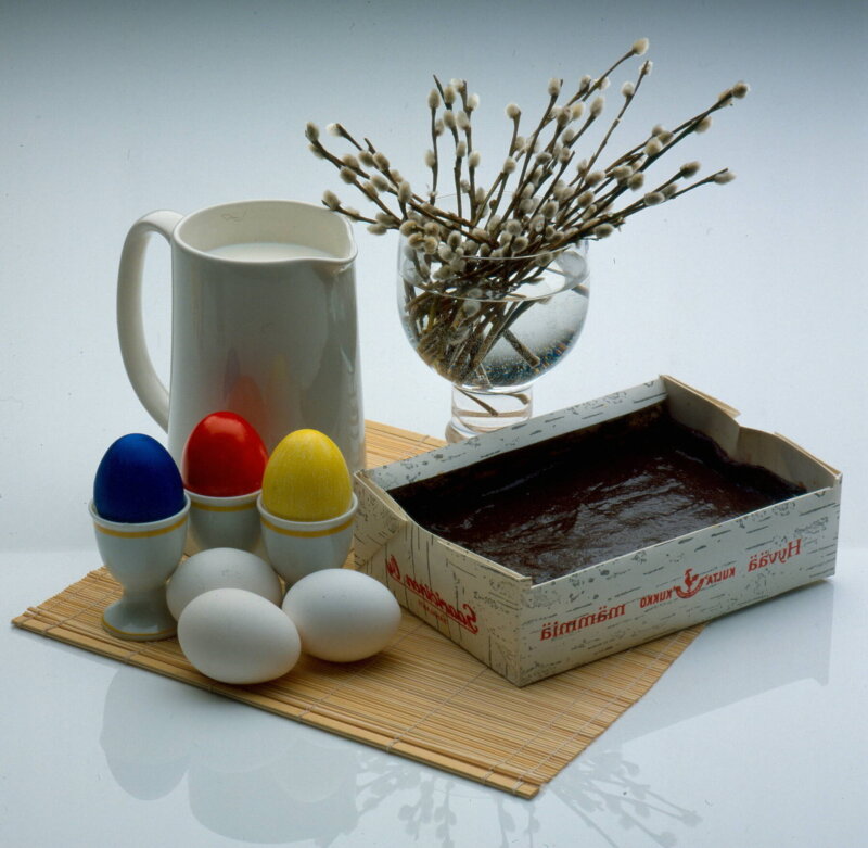 Kuvassa on mämmirove, pajunkissoja maljakossa sekä värillisiä kananmunia.