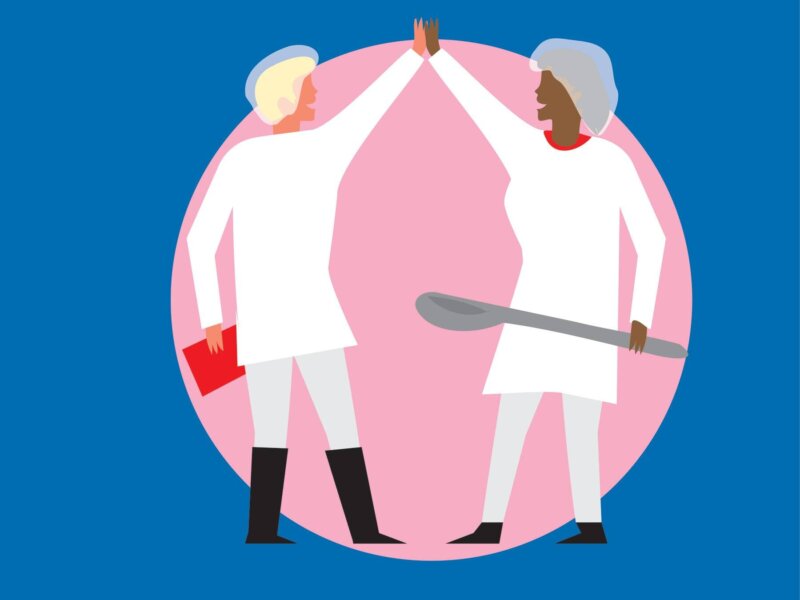 Kuvassa on kaksi henkilöä, jotka lyövät kätensä yhteen.