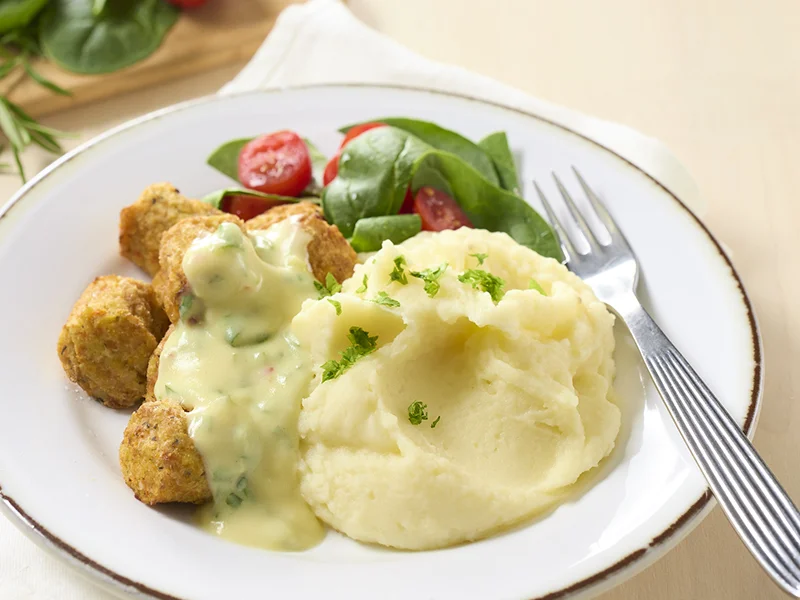 Kuvassa on annos muusia ja kasvispyöryköitä