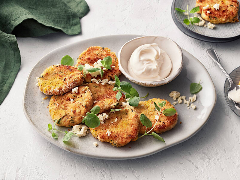 Kuvassa on porkkanalaatikosta tehtyjä porkkana-fetapihvejä