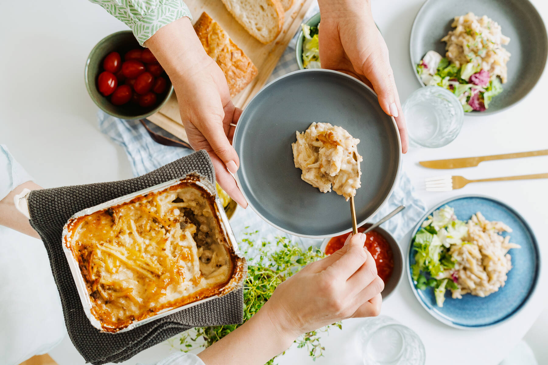 Kuvassa on Saarioisten jauhelihakiusausta vuoassa ja lautasella.