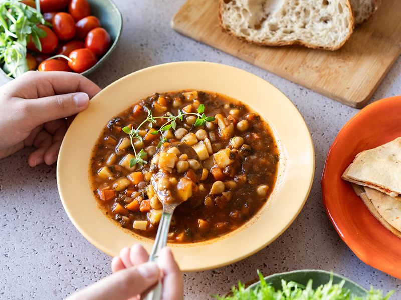 Kuvassa on kasvis-kikhernekeittolautanen