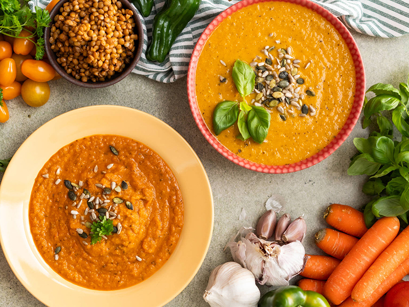 Kuvassa kaksi sosekeittolautasta ja kasviksia