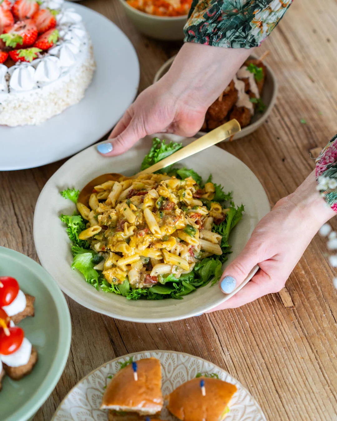 Kuvassa on lautasella Saarioisten Sitruunaista kanapastasalaattia.