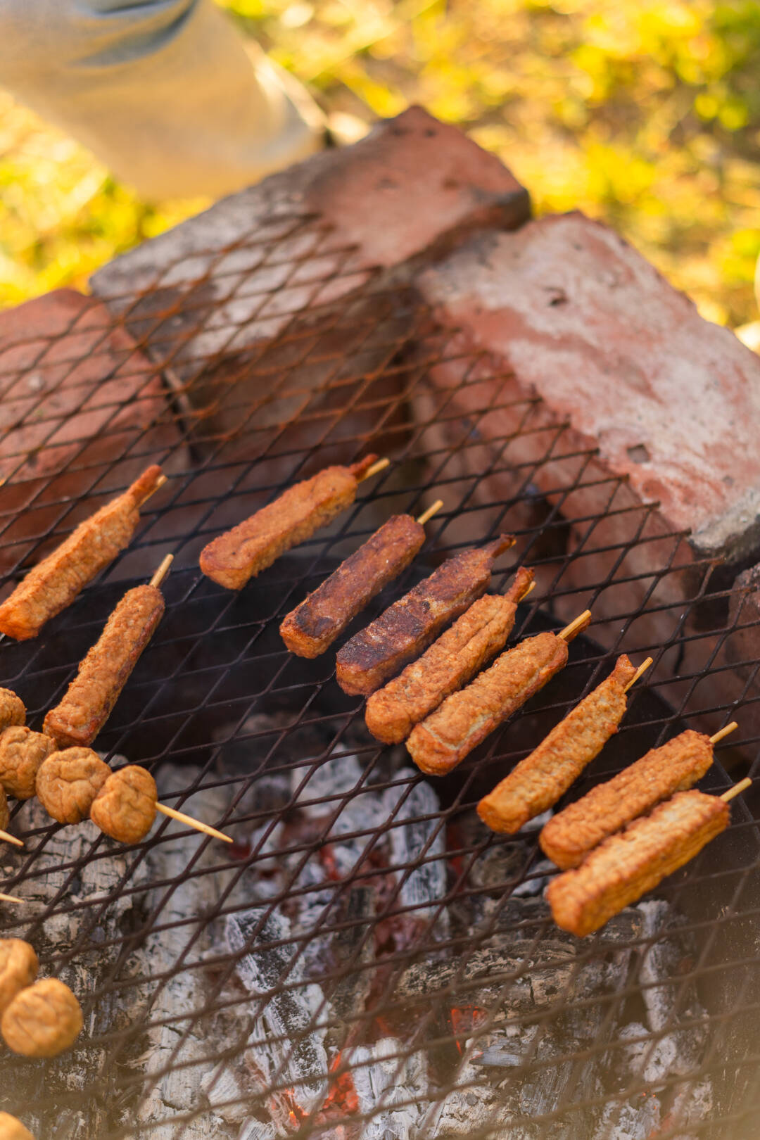 Kuvassa on Saarioisten kebakkoja ja pyöryköitä grillissä.