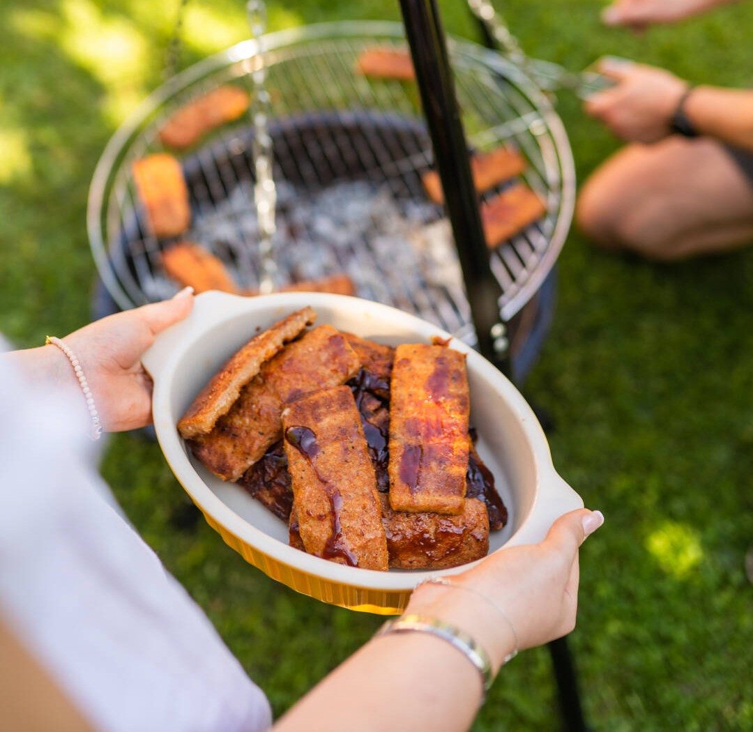 Kuvassa on Saarioisten Grillitassuja vuoassa.