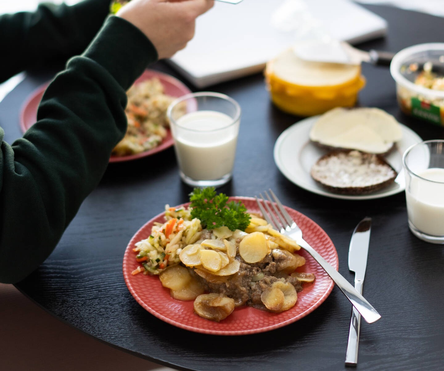 Kuvassa on lautasella Saarioisten lihaperunalaatikkoa.