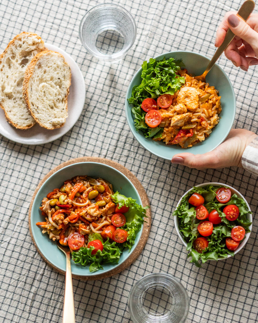 Kuvassa on lautasella annos Saarioisten Red Thai Curry kanaruukkua ja Kana-nuudeliruukkua.