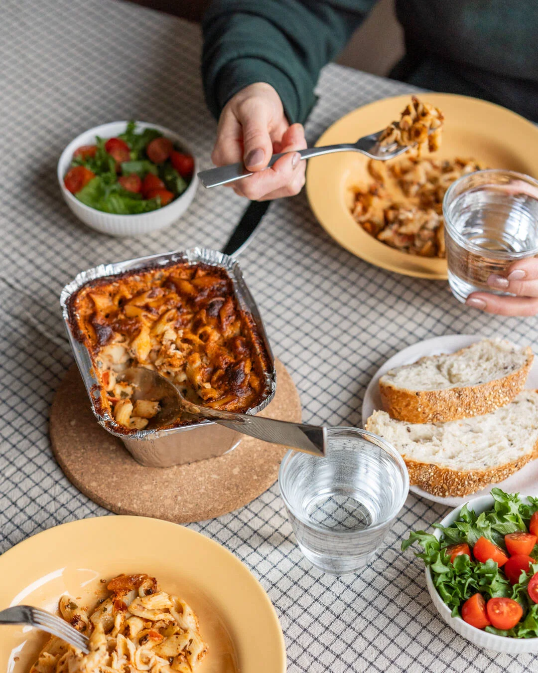 Kuvassa on Saarioisten Syömme yhdessä Tomaatti-fetapastaa.